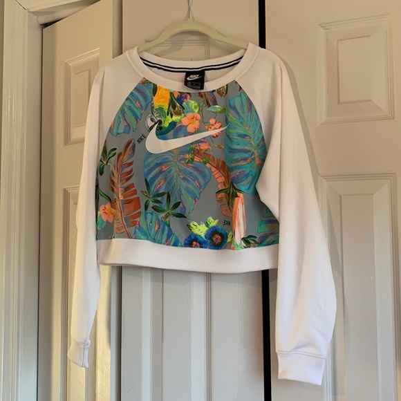 Nike Tops - NWOT Nike tropical crop top